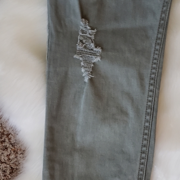 ⭐HP!⭐ Ripped Knee Hollister Jeans - Picture 6 of 8